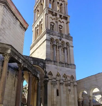 Lucy Apartment Split